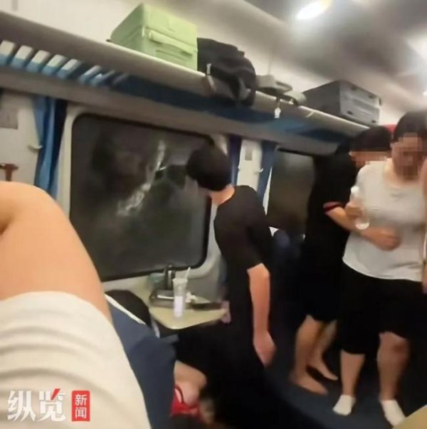 盈富优配 央视网评列车故障乘客砸窗事件 应急处置引争议